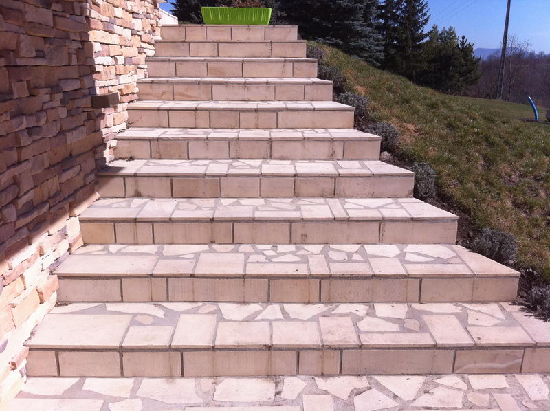 Escalier béton habillé en pierres naturelles