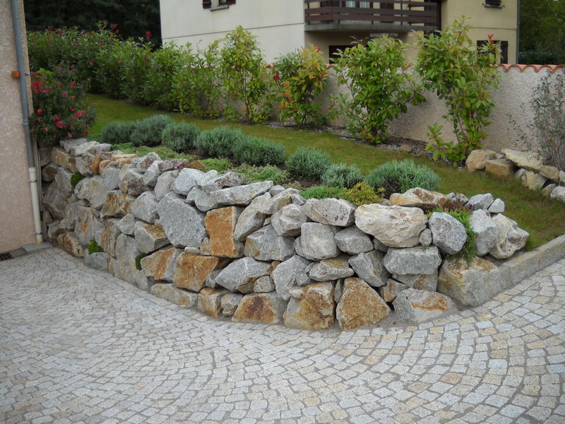 Aménagement extérieur avec rocher