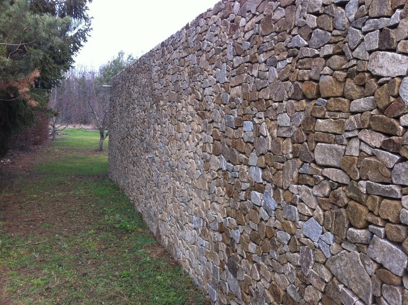 Construction d'un mur en pierre